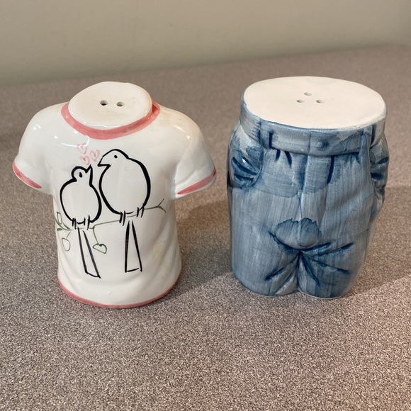 Salt and Pepper shakers. - Picture 1 of 10